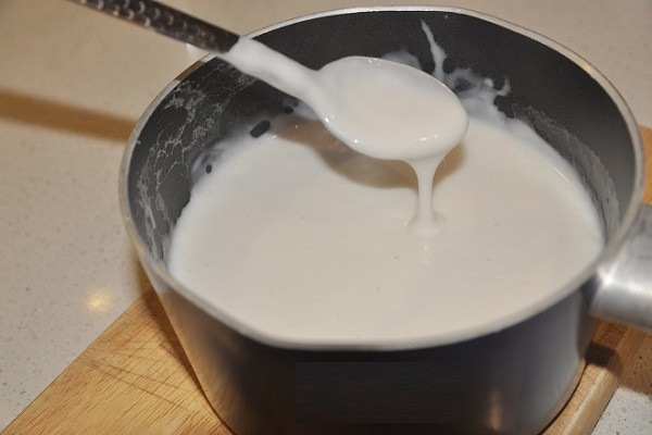Nấu nước cốt dừa và đường