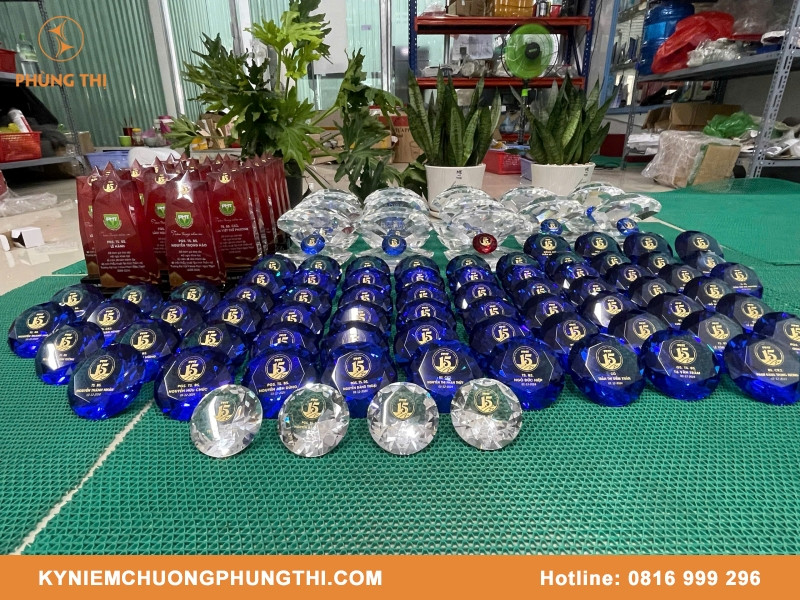 Làm kỷ niệm chương uy tín và chất lượng