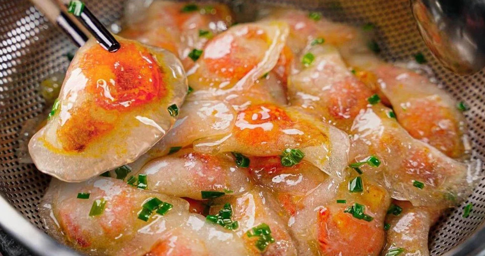 Bánh bột lọc tôm thịt đã gói xong chuẩn bị luộc