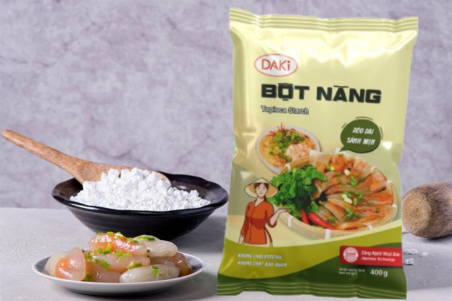 Vỏ bánh bột lọc làm từ bột năng được cán mỏng chuẩn bị gói nhân