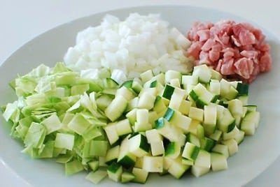 Thịt heo và rau củ tươi ngon được chuẩn bị