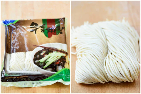 Sợi mì udon hoặc jungwhamyeon chuẩn bị cho món mì tương đen