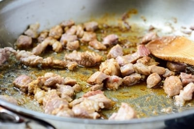 Thịt heo được xào đều trong chảo