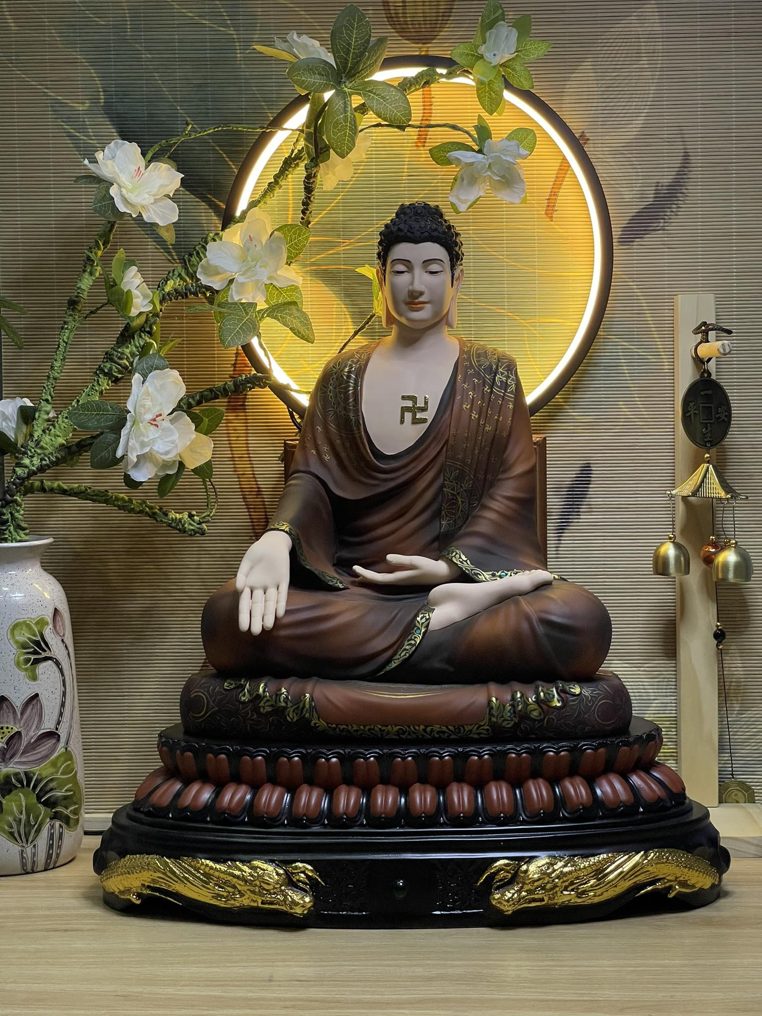 Tượng Phật A Di Đà áo viền vẽ gấm, đài sen dát vàng