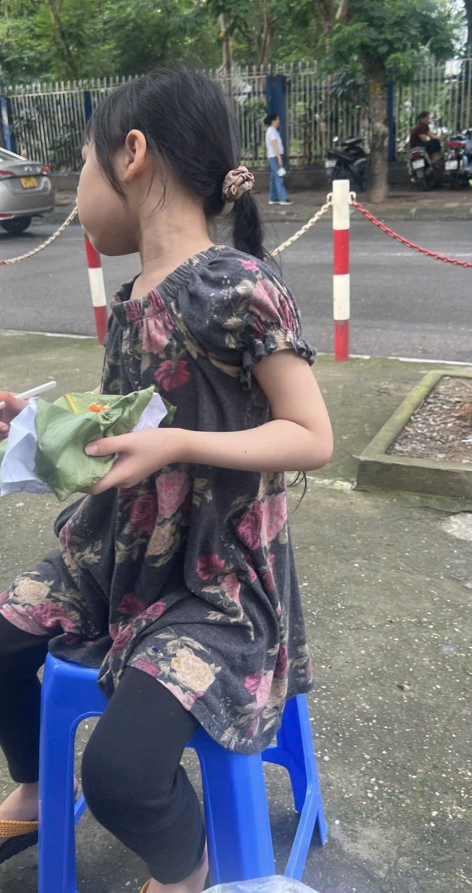 Cô em gái nhỏ của Nguyễn Mạnh Đức được phụ huynh chăm sóc, cho ăn sáng tại điểm thi