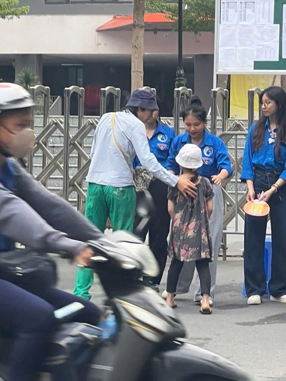 Nam sinh Mạnh Đức đưa em gái đến điểm thi và nhờ tình nguyện viên hỗ trợ