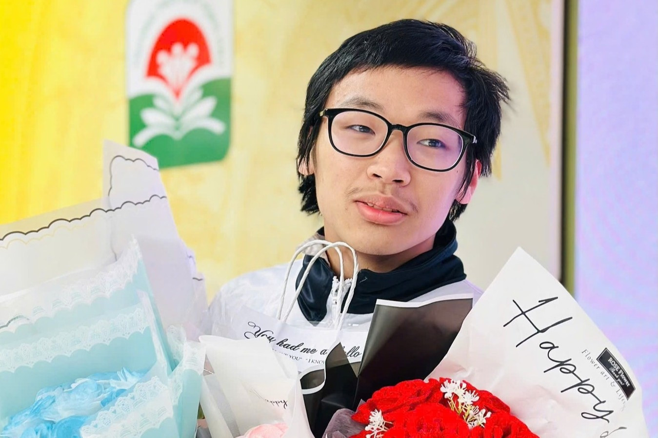 Nam sinh Nguyễn Mạnh Đức đưa em gái đến điểm thi, nhờ tình nguyện viên trông hộ khi dự thi vào lớp 10