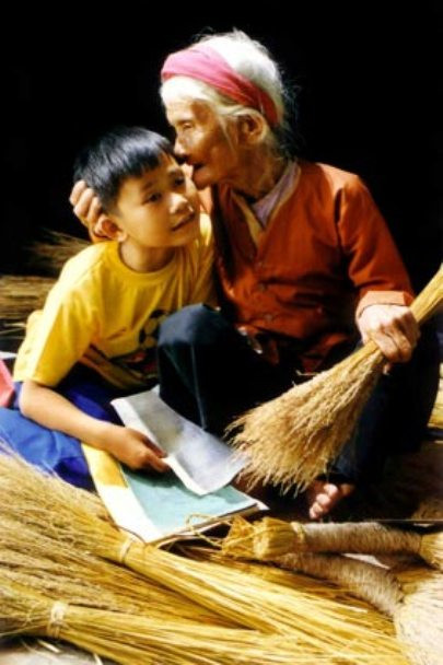 Hình ảnh các em bé đang chơi trò chơi dân gian với nụ cười hồn nhiên