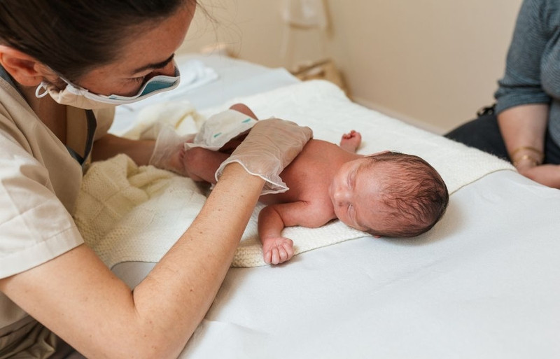 Em bé sơ sinh cần được đưa đi khám khi có dấu hiệu sốt cao