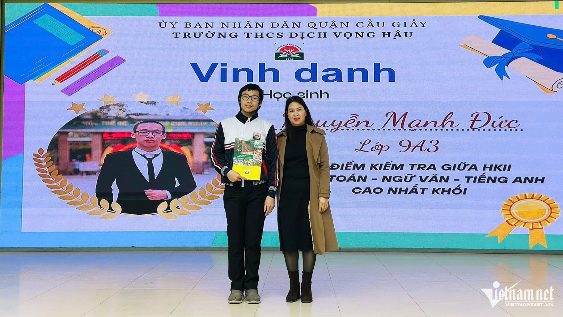 Nguyễn Mạnh Đức được nhà trường THCS Dịch Vọng Hậu vinh danh vì thành tích học tập xuất sắc