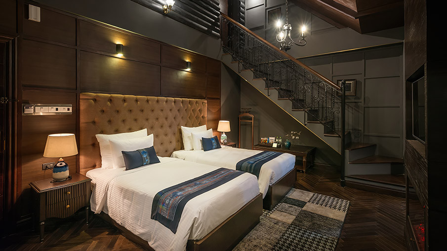 Bên trong một phòng Duplex Suite Terrace sang trọng với nội thất hiện đại, không gian mở và tầm nhìn tuyệt đẹp