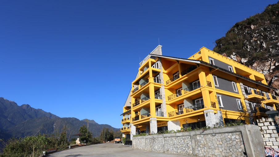 Aliana Boutique Hotel & Spa nhìn từ bên ngoài với kiến trúc độc đáo và cảnh quan núi non hùng vĩ